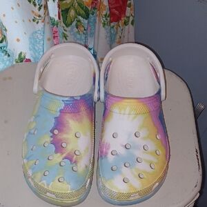 CROCS Tie-dye Platforms